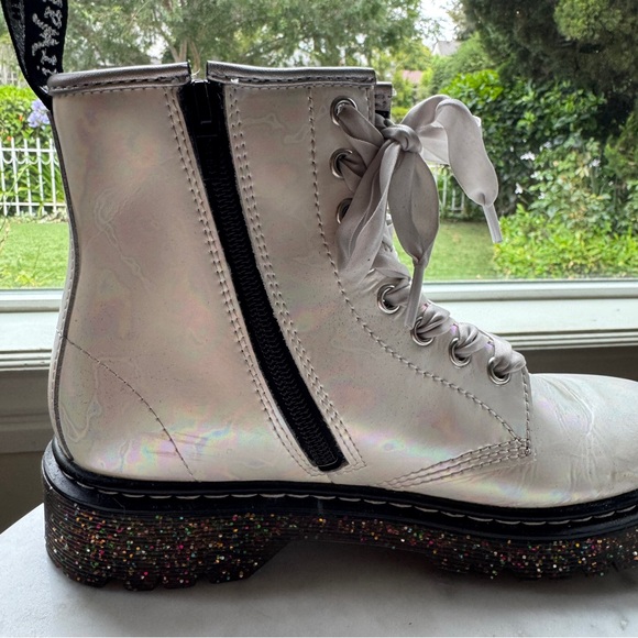 NWOB 🦄Iridescent rainbow Doc Martens! - Picture 9 of 15
